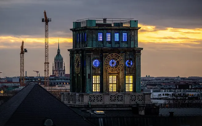 Aus Solidarität mit den Menschen in der Ukraine leuchtet der Thiersch-Turm der TUM in den ukrainischen Nationalfarben.