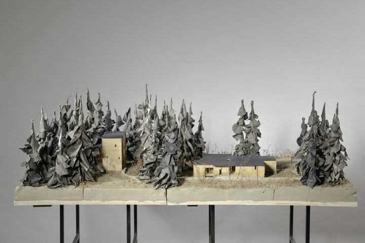 Foto eines Umgebungsmodells. Präsentiert auf einem Hochtisch, die Farben des Modells sind beige und grau gehalten. Der Hintergrund ist eine grau-weiße Wand.