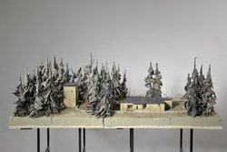 Foto eines Umgebungsmodells. Präsentiert auf einem Hochtisch, die Farben des Modells sind beige und grau gehalten. Der Hintergrund ist eine grau-weiße Wand.