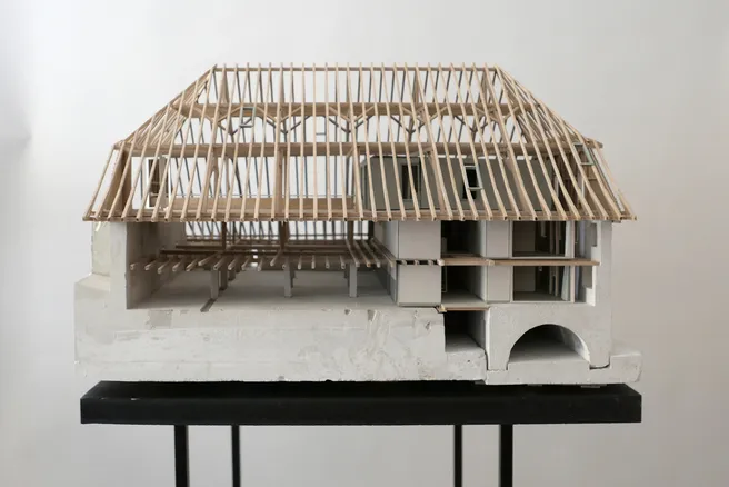 Architektonisches Modell aus Gips und Holz vor weißem Hintergrund