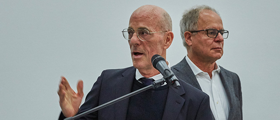 Jacques Herzog & Pierre de Meuron bei der Verleihung der Ehrendoktorwürde vor grauem Hintergrund