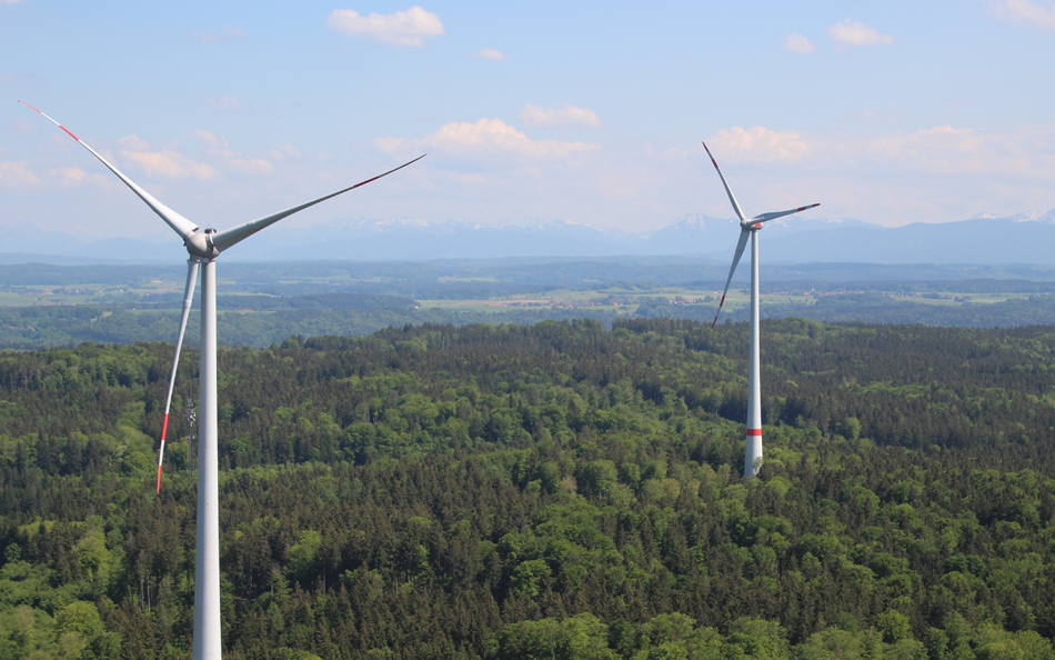 Windenergieanlagen bei Berg am Starnberger See. © Julian Schäfer